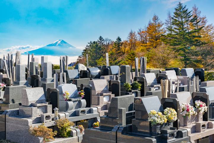 Zadbane pomniki na cmentarzu